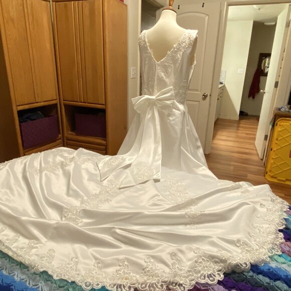 #18) Wedding Gown: Vine Blossoms - Picture 3 of 8